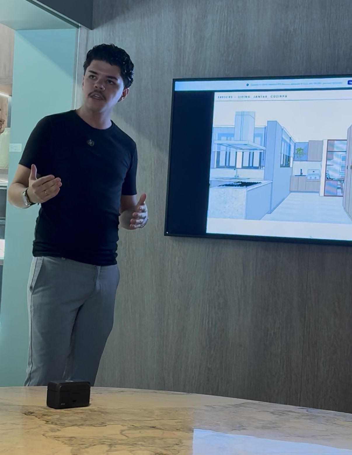 Daniel — Co-fundador da Mornari Design apresentando projeto no showroom